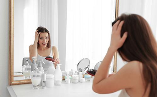 Žena koja se gleda u ogledalo