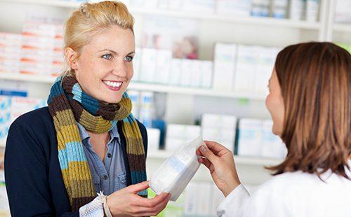 Mujer satisfecha con una compra en la farmacia