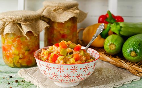 Calabacín y pimientos con arroz en un plato