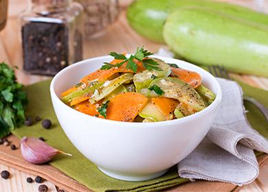 Courgettes avec carottes et herbes dans une assiette
