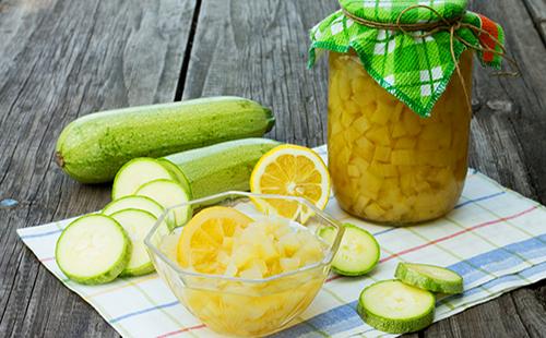 Sliced ​​zucchini, lemon and a can of canned food