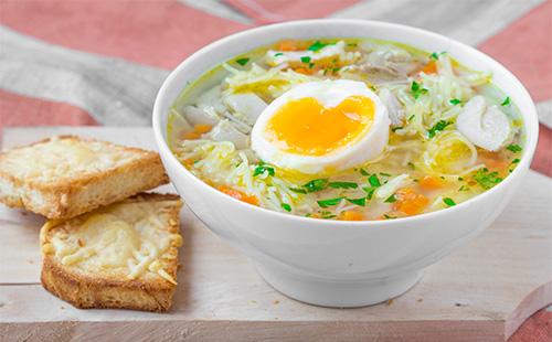 Pileća juha s rezancima s jajetom