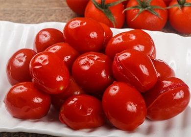 Receta para tomates instantáneos salados a la luz: hacer en frascos, un cubo y bolsas