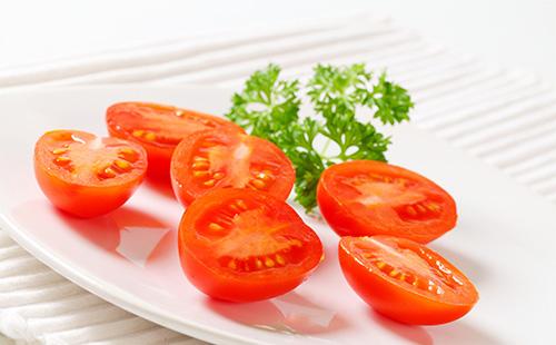 Moitiés de tomates sur une assiette