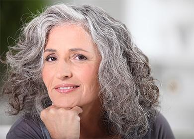 Femme d'âge moyen aux cheveux gris