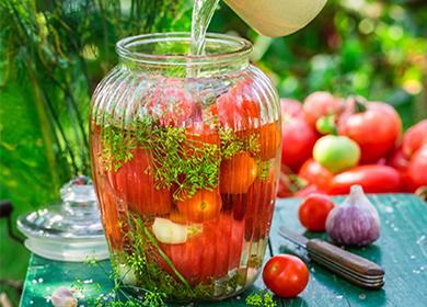 Tomates en escabeche para el invierno en frascos: enteros, en rodajas, en su propio jugo, dulces, maduros y verdes