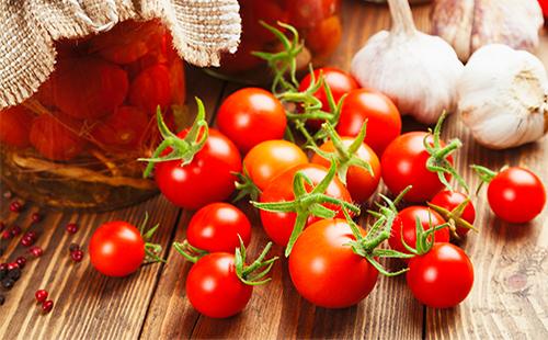 Fresh and pickled tomatoes