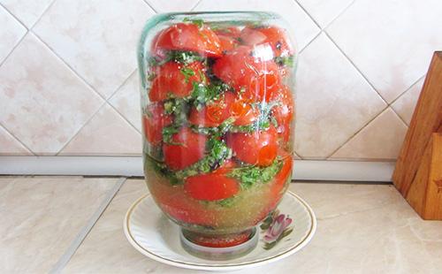 Tomates coreanos en una jarra