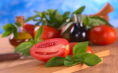 Plátky paradajok s bylinkami