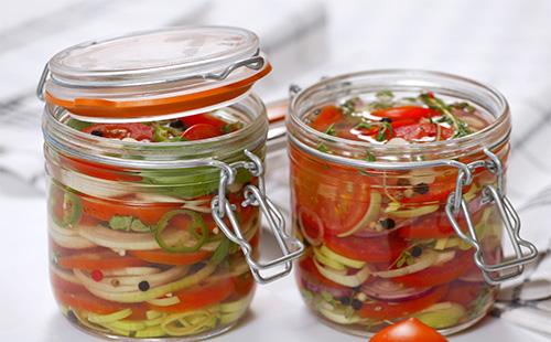 Ensalada de tomate en una jarra