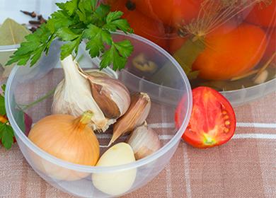 Tomatoes with onion slices for the winter: how to chop, appetize in jars and keep the summer taste