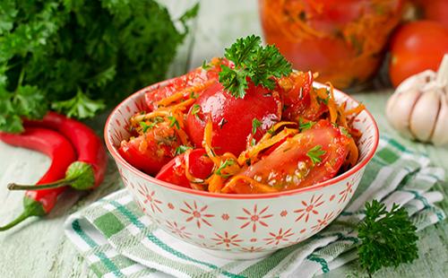 Tomates en escabeche con zanahorias en una taza