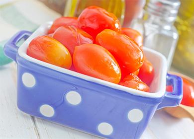 Tomatoes pickled in jars or a pan for the winter: old recipes in a new way