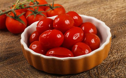 Tomates marinées dans une assiette
