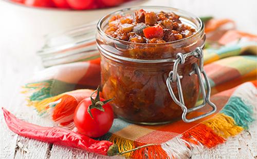 Lecho en una jarra de tomates y pimientos picantes