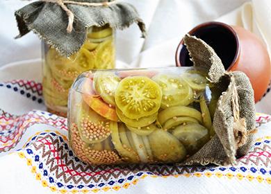 Green tomatoes sliced ​​in slices in a jar