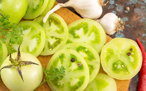 Taza de tomates verdes