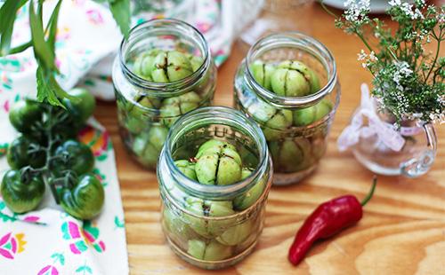 Tomates verdes rellenos en frascos