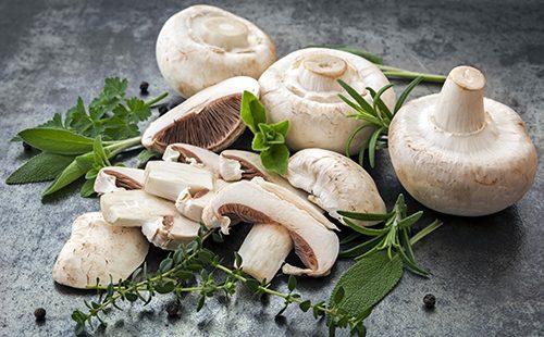 Champignons et légumes verts tranchés