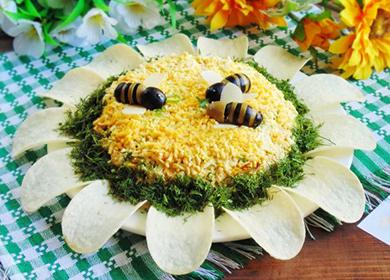 Salade décorée d'abeilles comestibles.