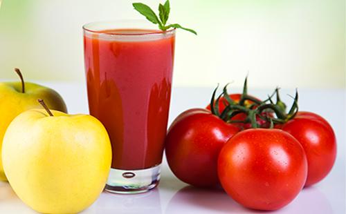 Jugo de tomate, manzanas frescas y tomates