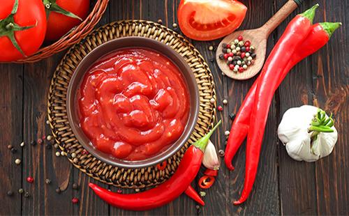 Pasta de tomate en un plato, tomate y picante antes