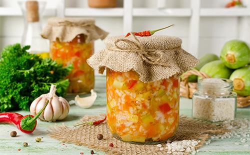 Salad with rice and zucchini in a jar