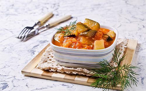 Ragoût de courgettes dans une assiette