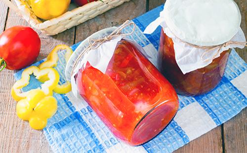 Tomate y cebolla en un frasco