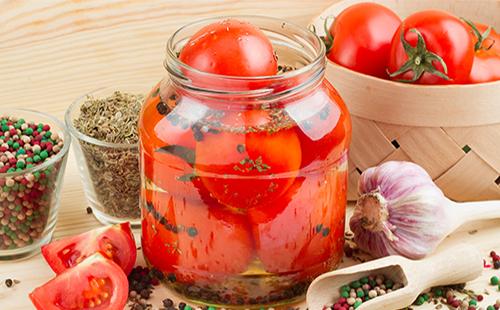 Tomates en conserve dans un bocal avec ail et épices