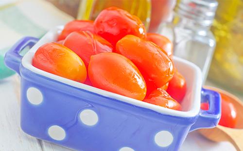 Tomates en escabeche en un tazón sobre la mesa