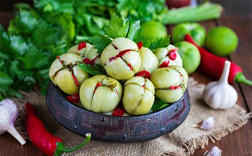 Tomates verdes rellenos en un plato