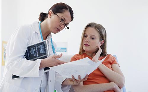 Mujer en la consulta con un ginecólogo.
