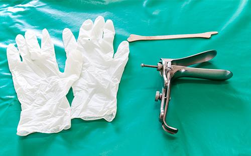Gynecological instrument and disposable gloves