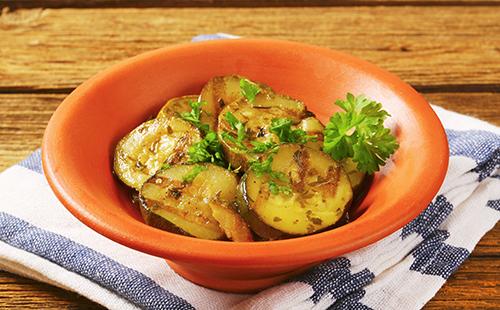 Courgette marinée dans une assiette