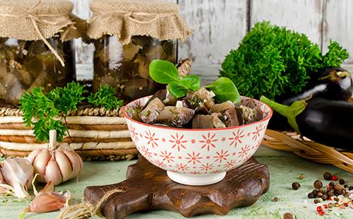 Tranches de courgettes dans un bol