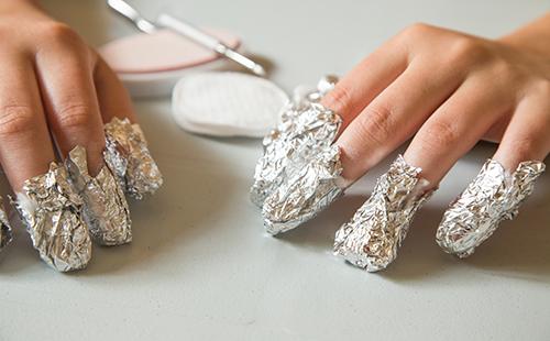 Papel de aluminio en los dedos