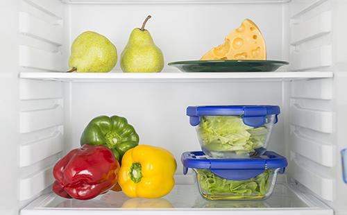 Verduras y frutas en el refrigerador.