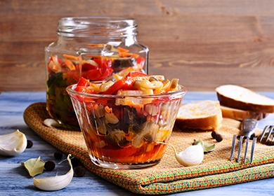 Vegetable salad in a jar and bowl
