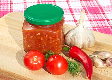 Adjika de tomates: recetas y cómo elegir el sabor para el estado de ánimo