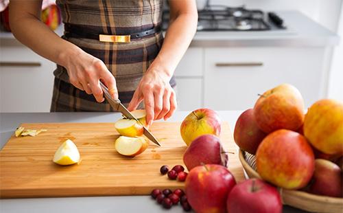 Femme coupe une pomme