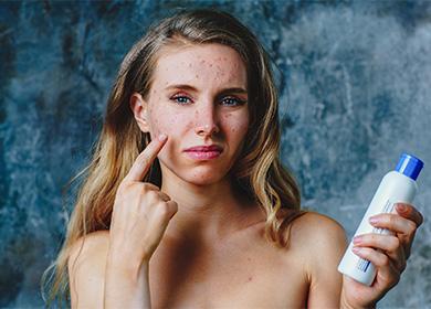 Mujer con crema se frota la cara