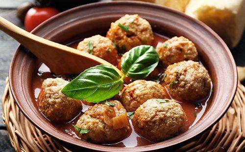 Braised meatballs in a wooden bowl