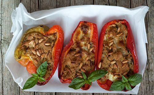 Bell pepper with tuna and pineapple nuts