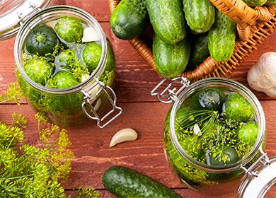 Des cornichons dans un bocal