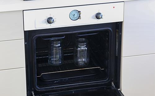 Sterilizing cans in the oven