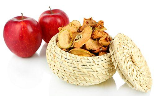 Osušene jabuke u pletenoj košarici