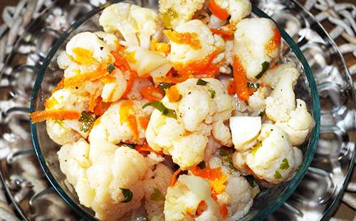 Coliflor en escabeche en un tazón