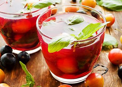 Recettes de compote de cerises et de prunes: une boisson simple et saine avec des baies, des fruits et des épices