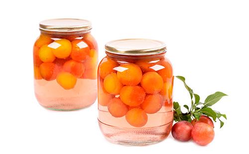 Pots de deux litres avec compote de prunes et de cerises